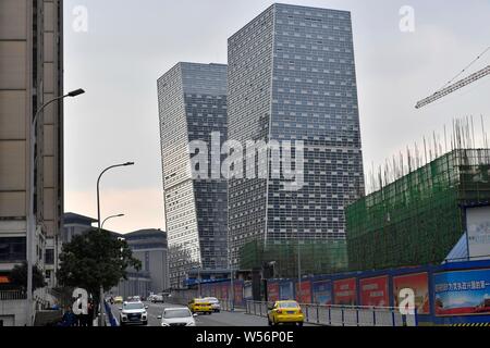 Blick auf die beiden 101 Meter hohen Gebäude schräg in einem Winkel von 15 Grad nach verschiedenen Richtungen in Chongqing, China, 12. Februar 2019 lehnte. Stockfoto