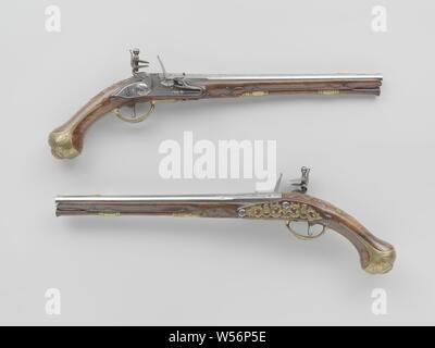 Paar flintlock Pistolen Flintlock Pistol, die Dekoration dieser Waffe ist von hoher Qualität. Teil eines Paares. Die Verriegelung mit Blatt Schriftrollen und eine Unterschrift eingraviert ist, eine Nut verläuft über den Schwanz platte Schwanz, intern gebläut. Der Verschluß des Fasses von unten angebracht ist, eine Rippe läuft auf, gemeißelt Akanthusblättern, mit der gleichen Signatur wie das Schloss und Hymne graviert unterbrochen, jede Fläche des Schließzylinder aus Messing mit einer Markierung in der Form eines Doppeladler in einem Schild, der gleichen Marke auf der Unterseite ist, das Visier Getreide ist aus Messing, eingestanzt ist. Der Kolben wird unter anderem Schneiden Stockfoto