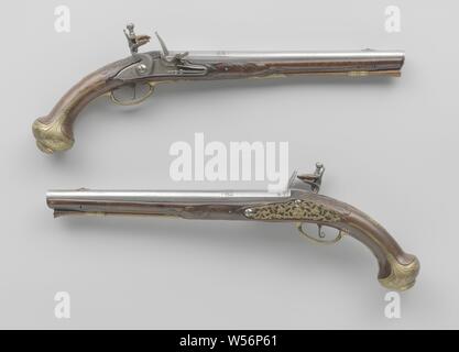Feuerstein Gewehr, Teil eines Paares zu sein. Die Sperre schmucklos ist außer für eine Signatur, die Innenseite der Sicherungsplatte ist in unter einem Herzen gekennzeichnet. Das Fass hat zwei Bands mit Ringen und hier und da mit lofwerk, hintere Sonnenblende in einem akanthus Blatt in der Entlastung auf dem Schwanz des Zylinders eingraviert, eine silberne Maske in der Entlastung als Visor Korn, gestempelt auf der Unterseite mit dem Wappen von Amsterdam, der gekrönt Herzen von 167-A fehlt. Der Kolben wird einfach mit, unter anderem, Lob. Die vergoldet, Messing mit geprägten Verzierungen, abgesehen von den zwei achteckigen laden Stange Rohre, bestehen aus einem Stockfoto
