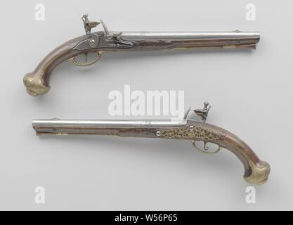 Feuerstein Gewehr, Teil eines Paares zu sein. Die Sperre schmucklos ist außer für eine Signatur, die Innenseite der Sicherungsplatte ist in unter einem Herzen gekennzeichnet. Das Fass hat zwei Bands mit Ringen und hier und da mit lofwerk, hintere Sonnenblende in einem akanthus Blatt in der Entlastung auf dem Schwanz des Zylinders eingraviert, eine silberne Maske in der Entlastung als Visor Korn, gestempelt auf der Unterseite mit dem Wappen von Amsterdam und ein gekröntes Herz. Der Kolben wird einfach mit, unter anderem, Lob. Die vergoldet, Messing mit geprägten Verzierungen, abgesehen von den zwei achteckigen laden Stange Rohre, bestehen aus einem Trigger Guard Stockfoto