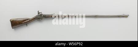 Flint Jagd Gewehr, Jagdwaffe mit Feuerstein lock geprägt und mit Blattmotiven eingraviert, die Sicherungsplatte mit einer Maske und Unterschrift eingraviert ist, und ist auch auf der Innenseite mit einem S. Der Barrel im Relief geschnitzt ist und hat auf der Rückseite eine erhöhte Fläche mit der Utrecht Wappen innerhalb einer Banderole mit der Unterschrift Gravur Stempel, Stempel auf der Unterseite mit einer balligen Herz, Korn des gelben Kupfer wie der hinteren Sonnenblende auf einem Relief verziert Reifen montiert. Die wurzelnuss Hälfte vordere Schublade ist, u.a. mit lofwork geprägt. Die vergoldeten aus vergoldetem Messing besteht aus vier facettierten Stockfoto