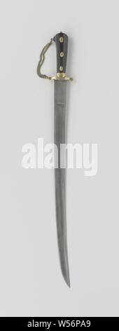 Herz catcher mit Ebenholz Griff, Herz Catcher oder Jagd Schwert. Die asymmetrische Griff verziert ist mit gelben Kupfer, Ebenholz Griff hat die Form eines handle, ist vertikal gerillt und hat drei Knöpfe mit gestempelten Linien und Punkte, die gerade Guard in der gleichen Weise wie die Tasten eingraviert ist und hat eine Bandage-Kante, ein Messing vergoldet mit Kette läuft von einem Auge an der Spitze des Handgriffs auf das flache Ende des Guard. Die einseitige Klinge mit einer leichten Kurve ist auf der Außenseite mit einer Inschrift eingraviert., anonym, West-Europa, 1784, Ornamenten, greep, Kling, Ätzen, l 81,3 cm w 10,5 cm Stockfoto