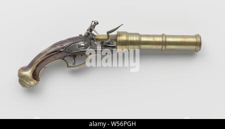 Paar pyrotechnische flintlock Pistolen pyrotechnischen flintlock Pistol, Teil eines Paares zu sein. Die Sicherungsplatte signiert ist und mit einem akanthus Blatt liniert, der Hahn ist mit einem Blattwerk dekoriert. Die hintere trat Barrel hat eine verdickte Ring in der Mitte und einen Ring an der Trompete, mit einer Inschrift versehen und gestempelt auf der Oberseite mit dem Wappen von Utrecht. Der Kolben besteht aus nur einem Griff, geprägte, u.a. mit Auszeichnung. Die zuvor aus vergoldetem Messing mit geprägtem locken in der Entlastung bestehen aus einem Gewinkelten Abzugbügel, eine unverarbeitete Daumen Platte durch lofwerk mit klassischen männlichen gerahmt Stockfoto