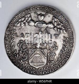 Medaille anlässlich des 25-jährigen Ehe von Laurens Grube und Elisabeth Vogels 1658, Runde cast Silbermedaille, ex: Innen, auf den oberen zwei Hände aus Wolken und berühren sich unter einem Herzen mit Pfeilen, und an der Unterseite ein Wappen mit Bild des Gut, umgeben mit Rüschen und mit Helm, über der sich eine Geflügelte Tiere mit Objekt (Hammer?) in den Beinen, einen Namen in Zwischen, Kz: Rundschreiben und dekoriert, Kranz, in dem wenige Vogel mit ausgebreiteten Flügeln und Zweig im Schnabel, mit drei Buchstaben, Laurens Grube, Elisabeth Vogels, anonym, 1658, silber (Metall), Gründung, d 6 cm × w Stockfoto