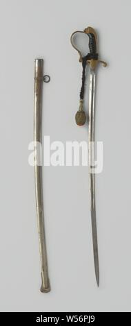 Wandern Säbel M 1912 der Reserve Officer D. Schipper, Wand Säbel M 1912 mit stählernen Ummantelung und Sabre Bürste. Die Klinge hat eine rautenförmige Blade Abschnitt auf Stahl fehlschärfe. Die Hülse ist aus Stahl gefertigt und verfügt über zwei getrennte Ummantelungen und eine Platte ziehen. Der Griff ist aus Kupfer gefertigt und verfügt über einen nach unten Leitblech mit einen löwenkopf am Ende in der Mitte der Prallplatte unten Oval Pear Herz. Die seitliche Schutzvorrichtung Gelenkköpfe im Griff Knopf hat die Form eines Lion's Head. Der Griff ist aus Ebenholz gemacht und umhüllt mit geflochtenen Kupferdrähten. Der Säbel Bürste hängt an einem braunen Stockfoto