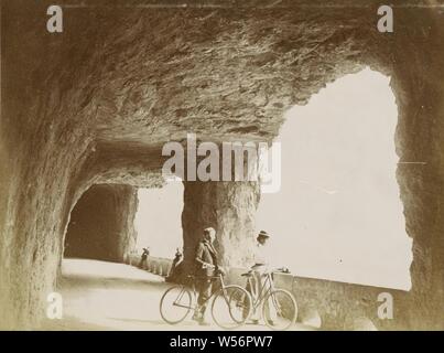 Urlaub in der Schweiz, die axenstrasse. Teil der Fotoalbum der Familie Boom-Gonggrijp in Surinam und Curacao., Schweiz, Altdorf (URI), Andries Augustus Ausleger, Mai-1899, Fotopapier, H 80 mm x T 100 mm Stockfoto