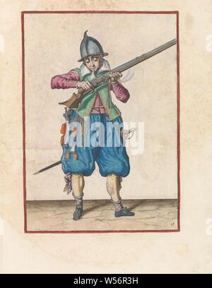 Soldat, der bläst Schießpulver aus seinem Ruder Corte onderwysinghe auf der figuerliicke afbeeldinghe, im rechten ghebruyck des Roers (ursprünglicher Titel der Serie), ein Soldat mit einem Ruder mit beiden Händen (eine bestimmte Art der Feuerwaffe) in den Mund und bläst über es interessiert, entfernen Sie alle Pulver, das gesunken ist außerhalb der Pan (das Pulver Behälter). In seiner linken Hand, neben der das Ruder, eine brennende Zündschnur. Dieser Ausdruck ist Teil der Reihe von 42 Hand-nummerierte Drucke von bewaffneten Banditen in die Arme Bedienung, Handhabung von Waffen, militärische Ausbildung, Feuerwaffen: Gewehr, Jacob de Gheyn (II) Stockfoto