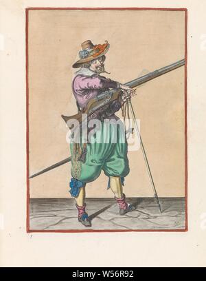 Soldat Wache mit einer Muskete, die seine wick Corte figuerliicke rechts unten auf dem Bild rechts, mit einer Muskete (eine bestimmte Art der Feuerwaffe) mit der linken Hand an der Gabel des furket (Gabel muskete), an dem der Zylinder liegt. In seiner linken Hand, neben dem furket, eine brennende Zündschnur. Er greift dieses Wick mit seiner rechten Hand. Dieser Ausdruck ist Teil der Reihe von 43 Hand-nummerierte Drucke der Musketiere in der Wapenhandelhe, Handhabung von Waffen, militärische Ausbildung, Feuerwaffen: Gewehr, Jacob de Gheyn (II) (Werkstatt), Den Haag, C. 1597-1607, Papier, Gravur, H 360 mm x B 260 mm Stockfoto