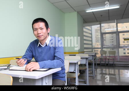 ---- Zhang Bangxin, Vorsitzender der TAL Bildung, posiert für ein Foto in Peking, China, 19. Oktober 2012. Eine Wertpapierfirma vereinbart zu zahlen Stockfoto