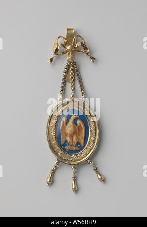 Bénodet Zeichen der Palast in Amsterdam so genannte 'bodebus', Silberner Bär Zeichen bestehend aus einem oval Medaillon mit einer Perle Felge mit einer Kranzniederlegung im Inneren, mit einem napoleonischen Adler auf blauem Hintergrund hinter Glas, oben drei Ketten zu einem großen Haken mit geschmiedeten Schleifchen verziert, unten auf drei Ösen und 8-förmige links, drei Kürbis-förmigen Anhängsel. Rückseite: Mit zwei quer Klammern zur Verfügung gestellt und kann mit Hilfe von zwei Scharnieren mit abnehmbarer Spindel geöffnet werden. Inschrift: Amsterdam, b (1808), Maker's Mark J.F.E., 10, ZII am Haken: Delfin im Dreieck, ZII, Royal Palace Amsterdam, Louis Stockfoto