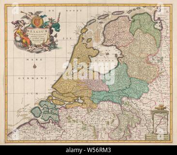 Karte der Republik der Sieben Vereinigten Niederlande, Belgien Foederatum emendate auctum et novissime editum (Titel auf Objekt), Karte der Republik. Unten rechts eine Wette mit einer zusätzlichen Karte der Lauf der Maas von Maastricht bis Wessem. Oben links eine Kartusche mit dem Titel umgeben von Putten, eine Trompete-blowing Engel, Merkur, Neptun und eine Frau mit einem Globus. Über die Inschrift der Engel hält ein rundes Schild mit dem Wappen der Niederlande. Unten rechts ist ein Gericht mit Lion Köpfe auf ein Podest. Fire Beats aus der Schüssel. Die Skala ist auch unter der Basis einmal in Deutsch und einmal gezeigt Stockfoto