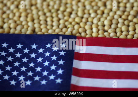 ---- Blick auf importierte Sojabohnen und eine US-Flagge in Ji'Nan, der ostchinesischen Provinz Shandong, den 6. April 2018. Chicago Board of Trade (Cbot) Stockfoto