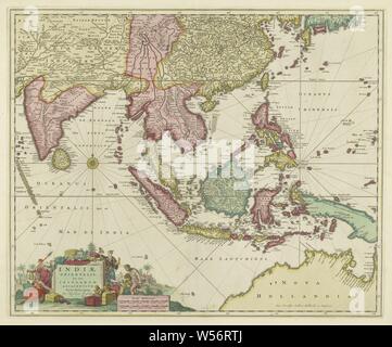 Karte von Südostasien mit Indonesischen Archipel Indiae orientalis Nec nicht insularum adiacentium Nova descriptio (Titel auf Objekt), Karte von Südostasien mit Indonesischen Archipel, verschiedene Bereiche der verschiedenen Farben. In der Mitte links eine Kompassrose, unten links an der Kartusche Einwohner in verschiedenen asiatischen Ländern, Waren- und Landschaft rund um die Inschrift. Unten links auch die Skala in Deutsche und Französische Meilen (1:250 000), Karten der einzelnen Länder oder Regionen, Südostasien, Indonesien, Indonesische Archipel, Nicolaes Visscher (I) (auf Objekt erwähnt), Amsterdam, 1650 - 1700 Stockfoto