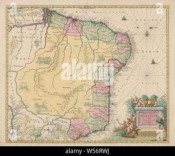 Karte von Brasilien, Nova et Accurata Brasiliae totius Tabula (Titel auf Objekt), in gelb umrandet, farbigen Bereichen, zwei Schiffe im Meer, Berge, Bäume und Gebäude an Land gezogen. Rechts oben Compass Rose, unten rechts Titel mit fünf Putti und Poseidon mit Trident, mit Beschriftung in Deutsch, Spanisch und Französisch Meilen, Karten der einzelnen Länder oder Regionen, Brasil, Johannes Willemszoon Blaeu (auf Objekt erwähnt), 1735-1745, Papier, Gravur, H 505 mm x B 600 mm Stockfoto