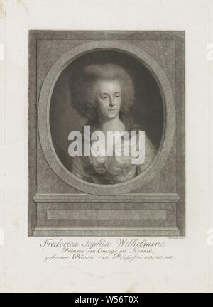 Portrait von Wilhelmina von Preußen, Portrait von Wilhelmina in einem Oval. In den unteren Rand Ihr Name und Titel, Wilhelmina van Preußen (1751-1820), Benjamin Samuel Bolomey (auf Objekt erwähnt), Den Haag, 1767-1819, Papier, Ätzen, H 269 mm x B 192 mm Stockfoto