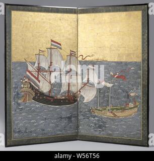 Japanische Bildschirm, Leinwand: Ein blaues Meer mit weißen, stilisierte Wellen, auf denen ein Schiff mit schwarzen Rumpf auf der linken Seite, 3 rote, 8 weiße Segel Masten und 5 niederländischen Flaggen in der oberen. Bild von einem Hirsch auf dem Rückspiegel. Unterschiedliche Zahlen an Deck und auf der Ra's. Auf der rechten Seite einer chinesischen Dschunke mit 2 Masten, gebügelten Segel, ein Schwert und ein paar rot-weißen Fahnen und Bannern. Verschiedene Figuren auf dem Deck. Am Bug und der Rumpf Dragon Head und Blumengirlanden. Grenze von Blau mit goldener Seide, Deshima, Dutch East India Company, Genkei - Schule Nagasaki, Nagasaki, C. 1759, Holz (Pflanzen), Seide, Papier Stockfoto
