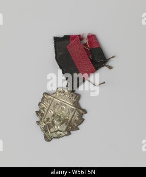 Kupfer träger Zeichen, sehr dünn, geschlagen Kupfer Dekoration in Form von das gekrönte Wappen von einem Kranz um ein rot-schwarzes Band befestigt umgeben. Gekennzeichnet., anonym, Niederlande, 1832, Seide, kupfer (Metall), markanten (Metallverarbeitung), l 6 cm × w 2,5 cm Stockfoto