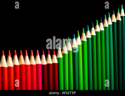 In den Farben rot & grün Bleistifte, business Grafik der Steigerung der Gewinne Stockfoto