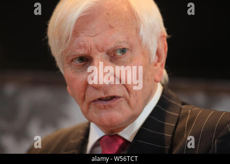 Ehemalige Konservative MP Harvey Proctor während einer Pressekonferenz auf der Malmaison Hotel in Newcastle, nachdem Carl Buche, der Westminster VIP-pädophilen Ankläger, wurde in Newcastle Krone Gericht verurteilt, bis 18 Jahre für 12 Grafen von rechtsbeugung und ein Betrug. Stockfoto