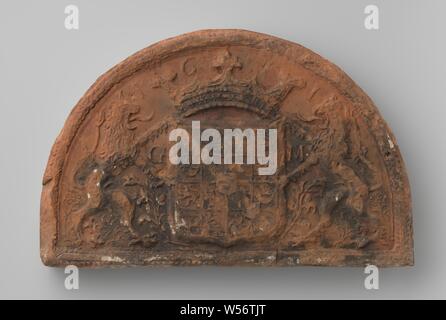 Kamin Schlussstein mit dem Wappen der Prinz Maurits von Oranien Nassau, halbrunde Firestone mit Wappen von Prinz Maurits, vor Schild Krone und 1611, auf beiden Seiten der Lions - mit dem Buchstaben G zwischen den vorderen Beine links, rechts mit M zwischen dem vorderen Beine - und pflanzlichen Motiven dekoriert, Grenze in der Entlastung, sehr abgenutzt, in der Mitte geschwärzt, Maurits (Prinz von Oranien), anonyme, Niederlande, 1611, Ziegel (Lehm), h 22,5 cm x W 32 cm x d 6,5 cm Stockfoto