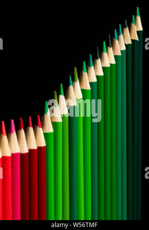 In den Farben rot & grün Bleistifte, business Grafik der Steigerung der Gewinne Stockfoto