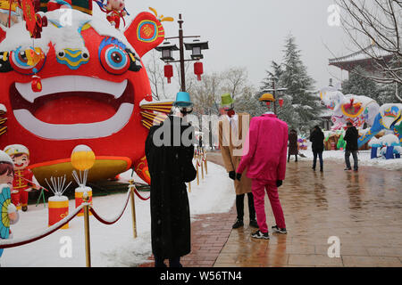 "Kopflose Männer' sind in der Tang Paradies während einer Feder Fest Feier in der Stadt Xi'an, Provinz Shaanxi im Nordwesten Chinas, 10. Februar angezeigt Stockfoto