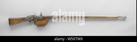 Ziel Gewehr, Rad Slot Gewehr (Disc Shooting Gewehr), runden Teil weg mit drei cannelures auf die Oberseite durch Profil Band auf dem Jahr: 1620 von quadratischen Teil getrennt, Posaune: Längs gerillt, Pin-förmigen Visor Getreide, am Saitenhalter runde Visor Ring, unten eine unklare Markierung zertrümmert, äußere Rad, mit drei y-förmigen Hähne, Flachbild Sicherungsplatte, Hahn mit rechteckigen gebogene Welle, Schiebetüren pan Deckel, trigger Schutzmechanismus, die in einem quadratischen Block, bildet ein Ganzes mit einer Schublade, Nussbaum Kolben, Schräggenuteter runde Laden rod Carrier, mit Sicherungsschraube runde Platte mit drei Lippen Stockfoto