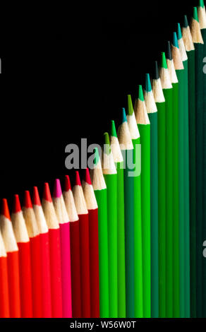 In den Farben rot & grün Bleistifte, business Grafik der Steigerung der Gewinne Stockfoto