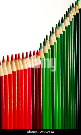 In den Farben rot & grün Bleistifte, business Grafik der Steigerung der Gewinne Stockfoto