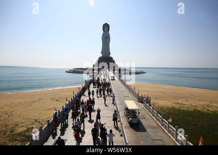 ---- Touristen besuchen das Nanshan Tempel in der Nanshan Buddhismus kulturelle Zone vor der chinesische Mondjahr oder Spring Festival in Sanya City, Stockfoto