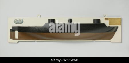 Die Hälfte Modell einer Dampf Batterie, Polychromed und komplett beplankten Schimmel Modell einer Dampf Batterie, schwarz über der Wasserlinie und grau unten. Es ist ein umgebautes Schiff der Linie: Auf dem oberen Deck ist ein Aufbau mit zwei Kuppeln und einem ausziehbaren Kamin, die Haut über der Wasserlinie vertikale vorgenommen wird, mit dem Ergebnis, dass der elliptische aft in einem spitzen Bohrung gedreht wurde. Der Stern hat durch eine vertikale Stern, mit dahinter eine Schraube und Ruder Heck mit Ruder ersetzt worden. Die Kuppeln sind 14-seitig, jede Seite mit einem Loch, und haben eine flache Oberseite. Flache sheer, runde Rafter Stockfoto