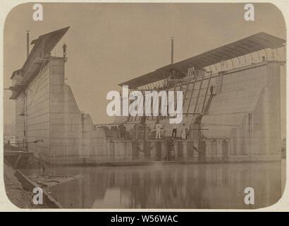 Schwimmende Trockendock, die Schwarz-weiß-Foto zeigt die schwimmende Trockendock auf der Insel Onrust in Surabaya mit einer Anzahl von Arbeitern an Bord, Niederländisch Ostindien, anonym, Java, 1877-1878, Papier, h 23,4 cm x W 32 cm Stockfoto