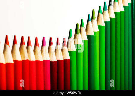 In den Farben rot & grün Bleistifte, business Grafik der Steigerung der Gewinne Stockfoto