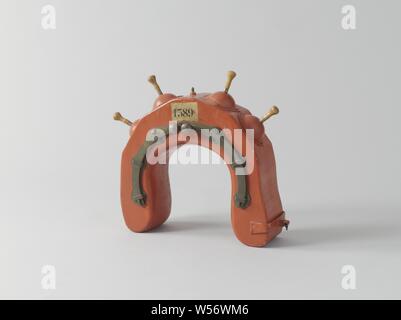 Modell eines Lebens Boje, Holz- Modell einer Rettungsring, lackiert rot leuchtet, und zwei full-size Details, ein Nickerchen und einem Gewicht. Die Boje ist eine halbrunde Reifen, sehr dick. Es gibt Zwei gekrümmte Schieber an der Ober- und Unterseite, die die Band auf einen vollen Kreis zu schließen. Auf der Außenseite des Reifens Es gibt vier Stifte mit Griffen, der mit einem Bajonettverschluß befestigt sind. Eine dieser Nap hat in der tatsächlichen Größe hinzugefügt. Es hat einen Griff und eine hohle kuppelförmigen Teil mit einem Loch auf der flachen Seite, mit Leder auf der Innenseite geschlossen ist. Die zylindrische führen Gewicht hat ein Loch, durch und durch mit einer Schraube Stockfoto