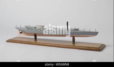 Modell eines Kanonenboot, Polychromed block Modell auf einer Diele. Es ist eine sehr schlanke und schmale Schiff, mit S-Frame, der klemmt sich tiefer und tiefer in Richtung Heck. Scharfe Kanu - wie Bogen, scharfe Cruiser Zaun, Seitenruder mit abgerundeten Ruderblatt, drei - Propeller Das deck Pisten hinunter zu den Seiten, in der Mitte, die durch ein Geländer, drei sehr niedrigen Decksaufbauten umgeben ist, eine Kanone í Drehpunkt an der breitesten Stelle des Schiffes, ein Kamin vor., Krupp, Essen, C. 1877 - C. 1885, Holz (Pflanzen), Messing (Legierung), Eisen (Metall), H 17,9 cm x L 76 cm × w 15,2 cm Stockfoto