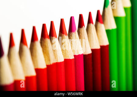 In den Farben rot & grün Bleistifte, business Grafik der Steigerung der Gewinne Stockfoto