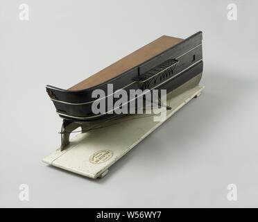 Modell der Notfall Lenkgetriebe, Polychrome Modell (Steuerbord) der Stern eines Propellers Steamship, aus dem oberen Deck bis knapp unter die Wasserlinie. Das obere Deck ist geschlossen, das untere Deck mit Toren auf der Außenseite angegeben ist, und ist auf der anderen Seite öffnen. Elliptische Zaun mit Polychromed Rijkswapen. Das Modell zeigt einen Teil der Schraube Fenster und das Ruder. Das Geländer hat Cage Überhang, das Modell ist mit der treibenden Rest ausgestattet. Der Zweck des Modells ist das Notlenksystem zu demonstrieren: Zwischen dem Klicken und Ruder König eine Halterung montiert ist, zu dem eine Kette Stockfoto