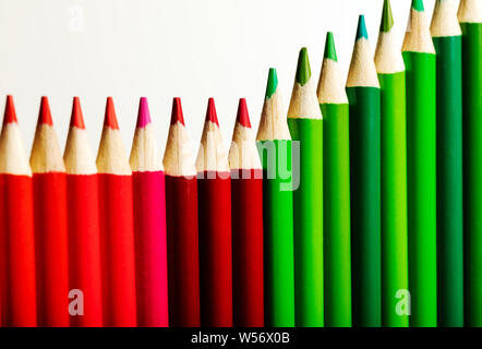 In den Farben rot & grün Bleistifte, business Grafik der Steigerung der Gewinne Stockfoto