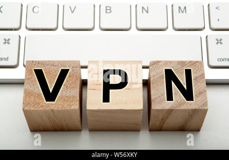 Drei Holzwürfel mit Beschriftung VPN mit dem Computer Tastatur zu schließen, Stockfoto