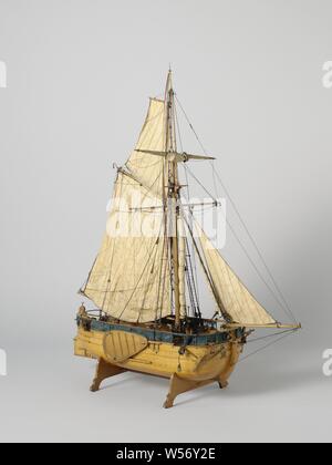 Modell eines Gaff-Rigged Kanonenboot, Bezeugte erodiert Block Modell eines einzigen - Mast flachbodigen Kanonenboot, unvollständig. Runde Bug und Heck, einen Port im Bug, zwei in der Stern, vier in den Seiten. Das deck ist Detaillierte mit Spindel, einen Kamin für die Pantry, Luken, ein Deck, einen Kompass Haus, zwei Pumpen, 10 Kanonenkugeln und zwei Anker. Alle um ein Kleid, vier Gabeln auf der Rückseite und vier Pole auf beiden Seiten für einen erhöhten Kleid. Unter Deck nicht geklappt. Große Ruder dekoriert mit Ruder Kopf- und Holz- Deichsel über das Deck. Flache sheer, eine Bar Holz, Schwerter. Das Modell ist mit einem manipulierten Stockfoto