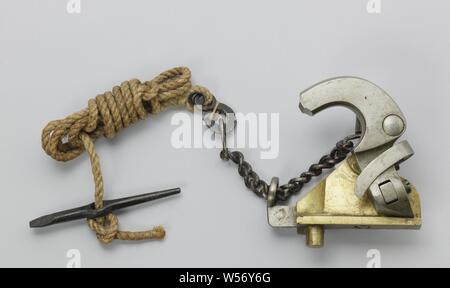 Gunlock (Percussion), Percussion schloss mit Messinggehäuse und Bügeleisen Mechanismus, Hahn und die Befestigungsschraube. Es muss in Längsrichtung gegen die rechte Seite der Sperre Höhe montiert werden und ist eine senkrechte Befestigungsschraube und eine Nocken an der Unterseite. Der Hammer unten mit einer Kette, die sich durch ein Auge läuft gezogen wird, während eine Cam auf der linken Seite der Sperre stößt es nach links, nach unten, wird der Hammer zurück nach rechts durch eine Feder geschoben, das ist der Hammer aus zurück geschlagen werden gewaltsam zu verhindern, indem die Flamme aus dem zundgat wenn gefeuert., anonym, Karlberg Palace, 1830-1834, Bügeleisen Stockfoto