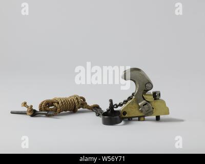 Gunlock (Percussion), Percussion schloss mit Messinggehäuse und Bügeleisen Mechanismus, Hahn, die Befestigungsschraube und den Ring um die Sonne. Es muss in Längsrichtung auf der rechten Seite der Sperre Höhe montiert werden und hat eine vertikale Befestigung Schraube und eine Nocken an der Unterseite. Der Hammer unten mit einer Kette, die sich durch ein Auge läuft gezogen wird, während eine Cam auf der linken Seite der Sperre stößt es nach links, einmal unter dem Hammer ist auf der rechten Seite durch eine Feder auf der anderen Seite des Hauses gedrückt, das ist der Hammer aus zurück geschlagen werden gewaltsam zu verhindern, indem die Flamme von der Sonne Loch wenn gefeuert Stockfoto