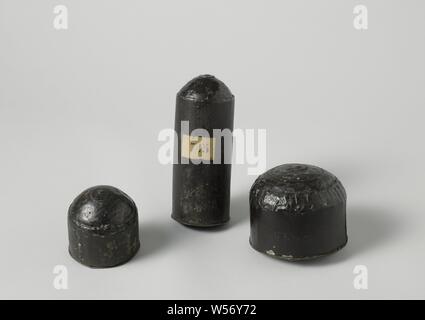 Modell aus Metall, Leer zylindrische Patrone, schwarz lackiert. Die Rückseite ist aus Kupfer geschlagen und sphärischen, die Seiten und die flache Front auf der Seite der Bullet sind aus Zinn., H.J. Hugenholz, unbekannt, 1832, kupfer (Metall), Farbe (Beschichtung), h 9,4 cm x T 10 cm Stockfoto