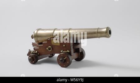 Modell eines 24-Pfünder Kanone auf ein Gewehr Beförderung Modell eines 24-pounder gun auf einem Schlitten, der 50 cm langen Lauf hat ein Kaliber von 25 mm, refraktion Ring, die Traube ist von hinten. Die inschriften sind auf dem Zylinder graviert, zusammen mit zwei gekreuzten Anker und Palmen. Die Wange Pferd Wangen, mit vier Schritte und eine gewölbte Cut-out an der Unterseite, sind weiter auseinander auf der Rückseite als an der Vorderseite und sind durch das Kalb verbunden, die Bügelsohle und einem Träger für die Bügelsohle. Auf der Bügelsohle ist ein trapezförmiges elevation Plateau, das auf der Vorderseite mit zwei Haken unterstützt wird durch eine Schraube Stockfoto