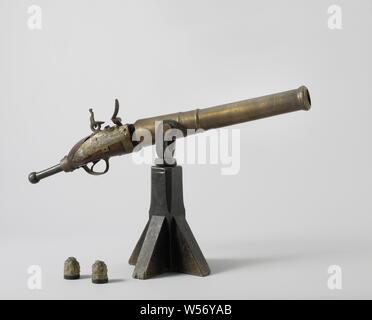 Schwenken Gewehr und zwei Aufladungen oder Traubenmost Schoß, Bronze precharge enterbus auf einem Ständer. Das Fass hat ein Kaliber von 52 mm und einer konischen Kammer. Eine schwere Feuerstein lock auf der rechten Seite des kurzen Schublade ausgestattet ist, die Pfanne Deckel ist durch eine Feder gefangen, wenn er sich öffnet. Hinter einem eisernen Griff. Die enterbus hängt in einem eisernen Ziel. Diese beinhaltet zwei Grün-gefärbten Trauben., anonym, Frankreich (möglicherweise), C. 1780 - C. 1800, bronze (Metall), bügeleisen (Metall), Holz (Pflanzen), textile Materialien, Gesamt: h62 cm Sockel: d 31 cm Swivel gun: l 100,5 cm × C 52 mm Traube geschossen: h 6,5 cm x T 5,1 cm x H 6,8 cm x t 5 cm Stockfoto