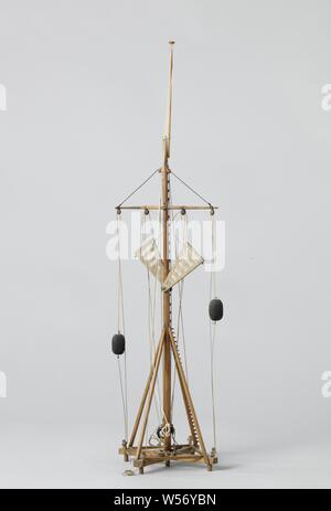 Modell eines Batavische Küsten Telegraph, Modell eines optischen Telegrafen. Es besteht aus einem propped Mast mit einem Fenster und einer Flagge stammen. Eine der vier Klammern ist mit Sprossen für Klettern in den Mast ausgestattet. Mit Hebezeugen über Bausteine auf der RA, zwei Stoffbezogenen Flügel oder Flügel bewegt werden bis etwa zur Mitte der Mast, und zwei Kugeln an den Enden des RA nach oben und unten Gehisst sind., anonym, Niederlande, C. 1798 - C. 1800, Holz (Pflanzen), Messing (Legierung), textile Materialien, Seil, Modell: H 58,9 cm x W 16,4 cm x T 15,3 cm Verpackung Kapsel: h 63,5 cm x W 31 cm x d 25 cm Stockfoto