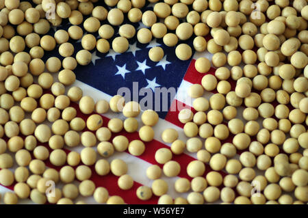 ---- Blick auf importierte Sojabohnen mit einer US-Flagge in Ji'Nan, der ostchinesischen Provinz Shandong, 8. April 2018. Staatliche chinesische Unternehmen im Besitz boug Stockfoto