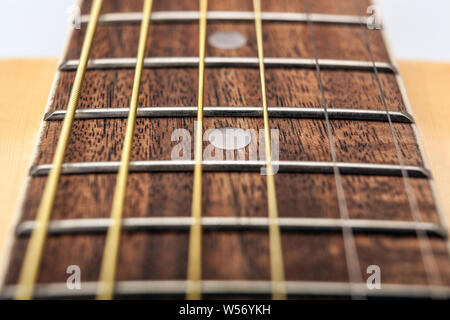 Metall Saiten auf einer akustischen Gitarre bis Schließen Schließen nach oben Stockfoto