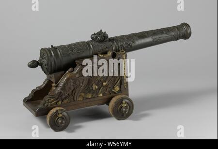 Cannon von der Van Reigersberg Familie Cannon von der Van Reigersberg Familienbesitz, reich verzierte Cannon aus Bronze gegossen, um die ursprüngliche Eiche rollenden Pferd besessen. Das Wappen der Familie Van Reygersberg mit zwei Löwen als Schild Halter für zundgat auf das untere Stück, vier Swimming Schwäne unten und einen Adler oben. Die Ohren in Form von Delfinen umgeben von Blumen, die lange Feld mit einem großen hängenden Trophäe der Toten Reiher und Jagd, einschließlich einer Kartusche durch vier Jagdhunde, Hirsch und keiler Kopf in die: SEMPER IDEM gebildet. An der Spitze einer Gruppe von arabetien Stockfoto