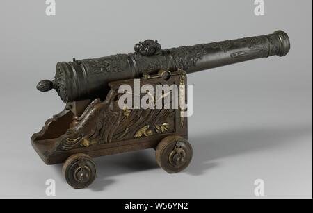 Cannon von der Van Reigersberg Familienbesitz, reich Cannon aus Bronze gegossen, um die ursprüngliche Eiche hölzerne Pferd eingerichtet. Das Wappen der Familie Van Reygersberg mit zwei Löwen als Schild Halter für zundgat auf das untere Stück, vier Swimming Schwäne unten und einen Adler oben. Die Ohren in Form von Delfinen umgeben von Blumen, die lange Feld mit einem großen hängenden Trophäe der Toten Reiher und Jagd, einschließlich einer Kartusche durch vier Jagdhunde, Hirsch und keiler Kopf in die: SEMPER IDEM gebildet. An der Spitze einer Gruppe von arabetien. Die Traube ist reich verziert. Das Schaukeln Stockfoto